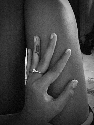 Photo de Initial sur le doigt, tatouage, doigt