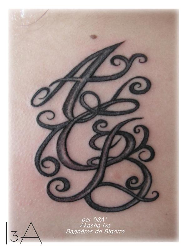 Photo de initiales, tatouage, arabesques réalisé par Akasha tatouage