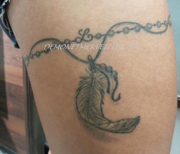 Photo de Jarretière, plume, tatouage réalisé par Demon & Merveille