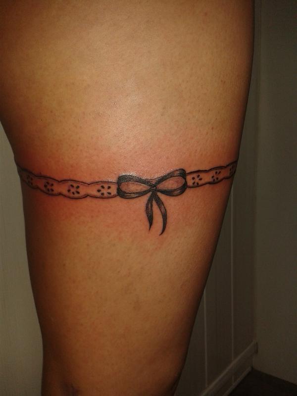 Photo de Jarretiere, noir et gris, tatouage réalisé par Graphical Tattoo