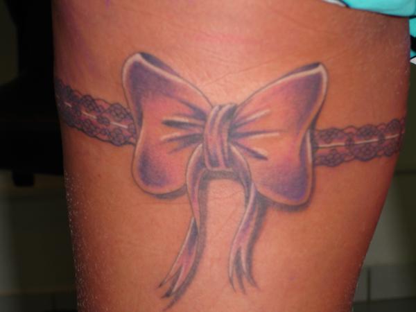 Photo de jartiere noeud en couleur, tatouage, inclassable réalisé par Bodygraphic