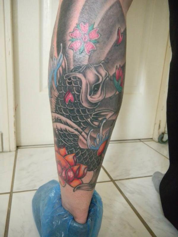 Photo de koifish tattoo BF, carpe, fleur réalisé par BlueFinger Tattooshop