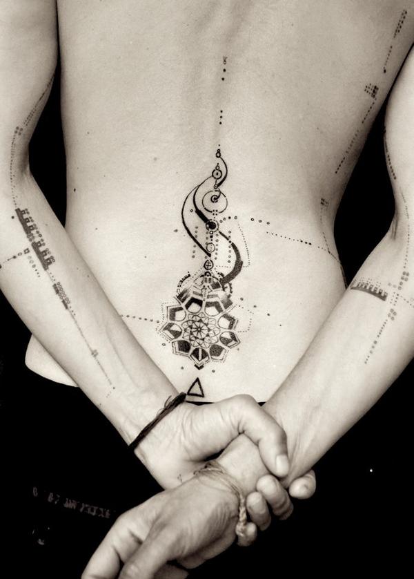 Photo de kundalini, tattoo, tatouage réalisé par Épure Atelier