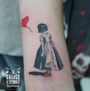 Photo de la petite fille au ballon rouge, tattoo, rouge