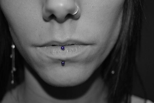 Photo de labret vertical, piercing, surface réalisé par Bad girl studio piercing