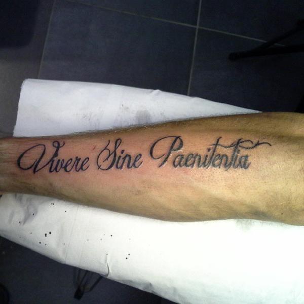 Photo de lettrage, lettrage, tatouage réalisé par Eastern Tattoo