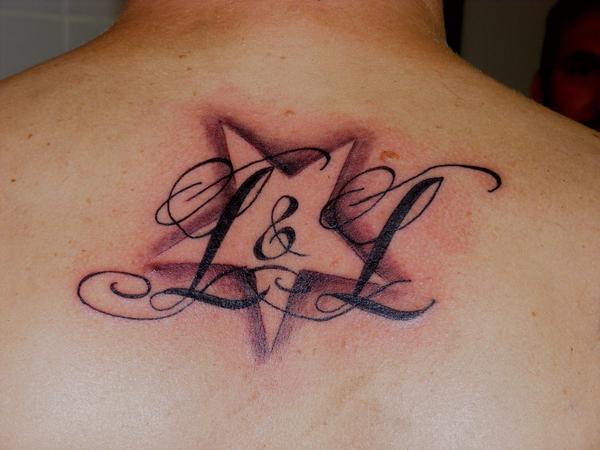 Photo de lettrage, étoile, lettres réalisé par Eastern Tattoo