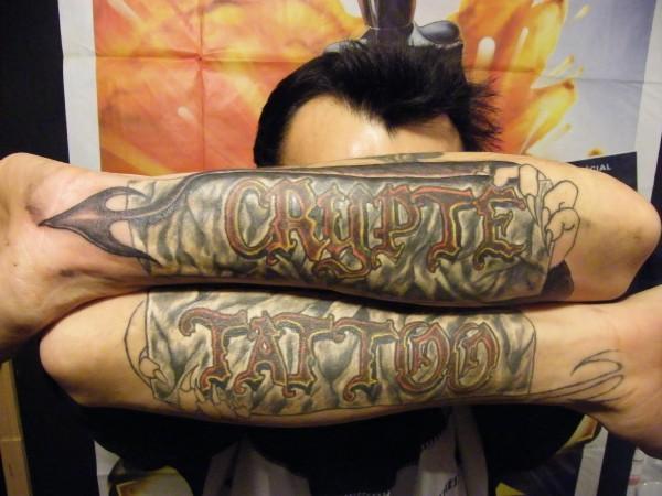 Photo de lettrage Crypte Tattoo, lettrage, tatouage réalisé par Crypte Tattoo PIercing