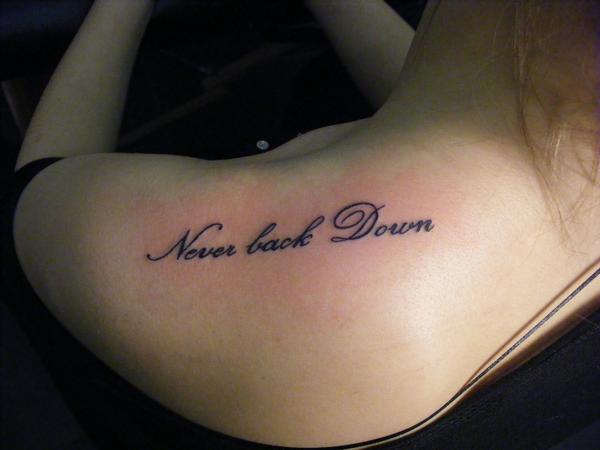 Photo de Lettrage en anglais, lettrage, tatouage réalisé par Eastern Tattoo
