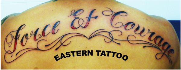 Photo de Lettrage Force et courage, tatouage, letrage réalisé par Eastern Tattoo