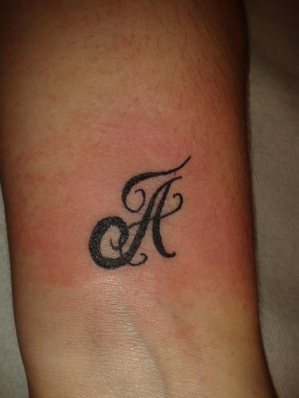 Photo de lettrage poignet, lettre, tatouage réalisé par Art'n'b...line tattoo