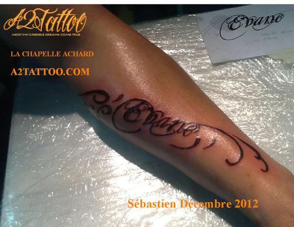 Photo de lettrage surfer, lettrage, avant bras réalisé par A2Tattoo