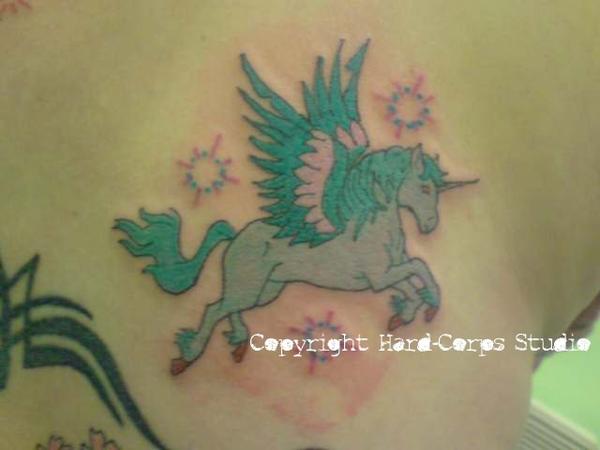 Licorne ailée grise et bleue