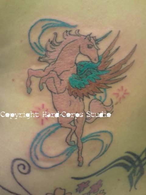 Photo de Licorne ailée rose, fantastique, tatouage réalisé par Hard-Corps Studio