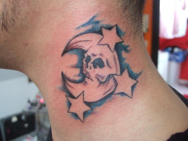 Photo de Lune skull, étoile, skull réalisé par Dad' Tattoo Studio