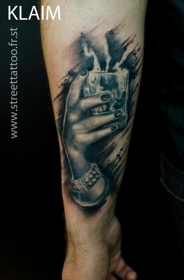 Photo de main, réaliste, tatouage réalisé par Street Tattoo