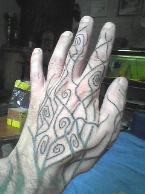 Photo de main maori traditionnel, maori, tatouage réalisé par TonTattoo