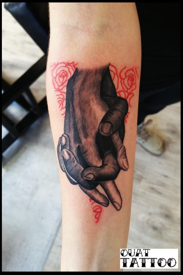 Mains dans un triangel de roses
