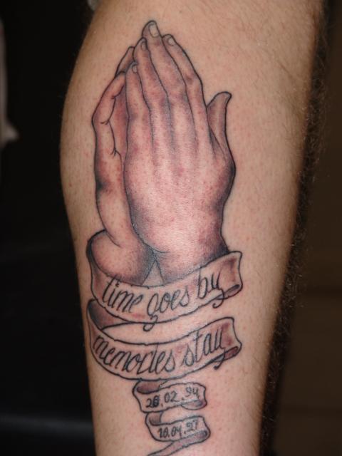 Photo de mains en prière, religion, tatouage réalisé par chez-nikus