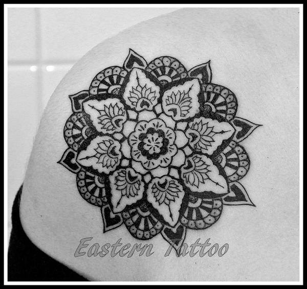 Photo de Mandala, fleurs, tatouage réalisé par Eastern Tattoo
