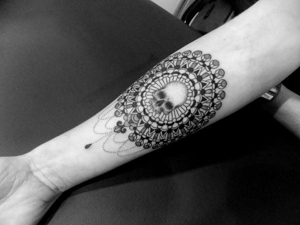 Photo de mandala, skull, tatouage réalisé par Corpus memori