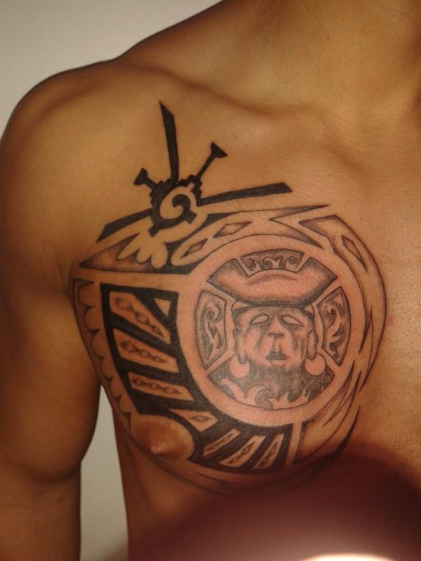 Photo de Médaillon maya, noir et gris, tatouage réalisé par Graphical Tattoo