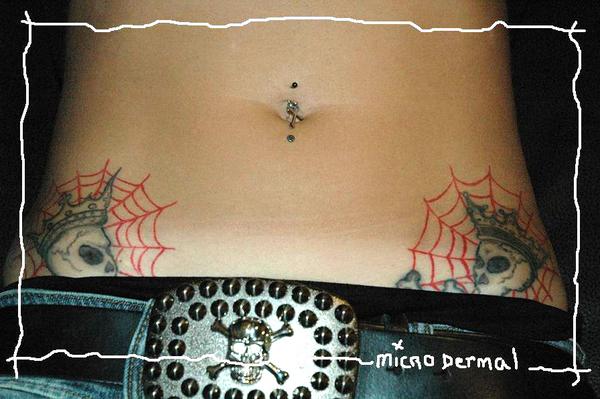 Photo de Micro dermal nombril, piercing, implant réalisé par Arxe