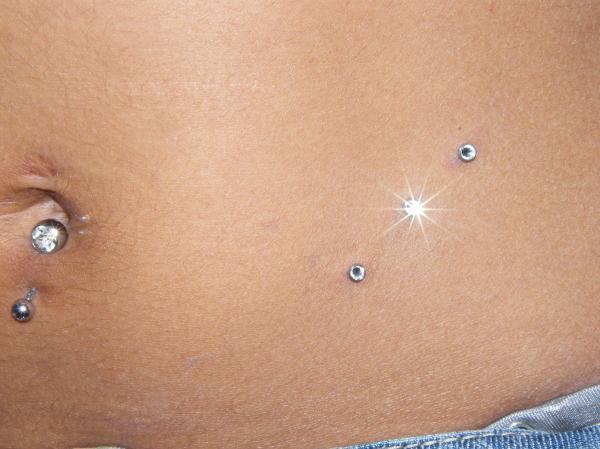 Photo de micro dermal nombril, piercing, superficiel réalisé par Crypte Tattoo PIercing