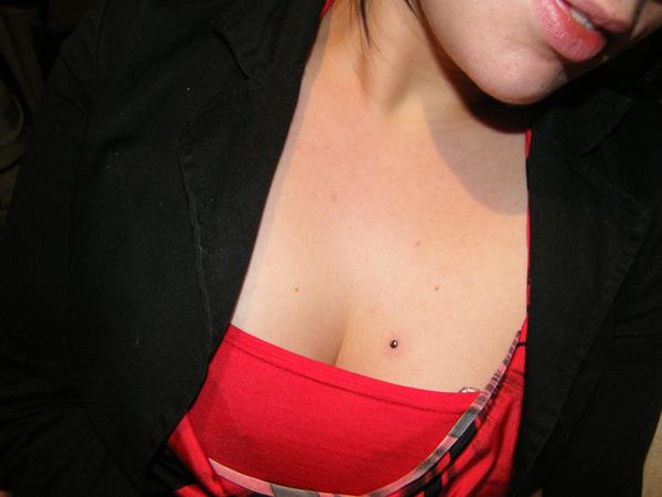 Photo de microdermal décolleté, microdermal, seins réalisé par Tattoos passion