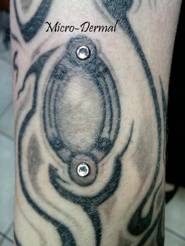 Microdermal sur tatouage au bras