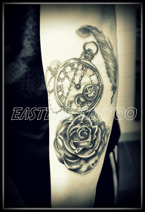 Photo de Montre à gousset et rose, rose, montre réalisé par Eastern Tattoo