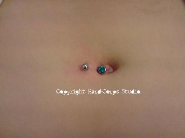 Photo de Nombril, piercing, nombril réalisé par Hard-Corps Studio