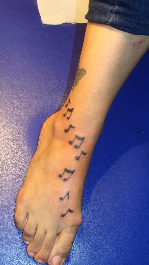 Photo de notes de musique, tatouage, musique réalisé par StudioBeauté