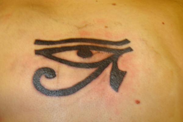 Photo de Oeil d'Horus, oeil, tatouage réalisé par StudioBeauté