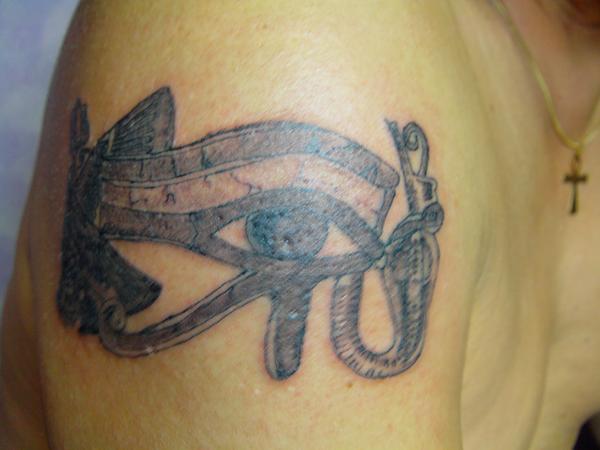 Photo de oeil d'Horus, symbole, tatouage réalisé par Katattoo28