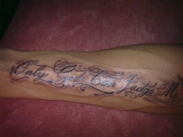 Photo de Only god can judge me, calligraphie, tatouage