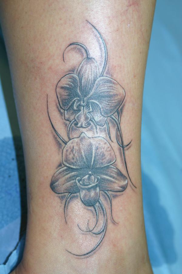 Photo de orchidées réalistes en noir et gris, fleurs, tatouage réalisé par Bodygraphic