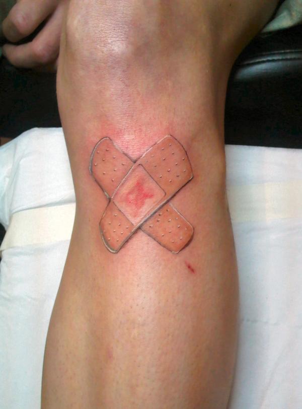 Photo de Pansement réaliste au bas du genoux, réaliste, tatouage réalisé par Ink'Side