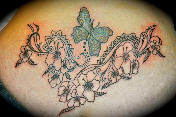Photo de Papillon Hibiscus, fleur, arabesque réalisé par Mam'zelle Iza Tattoo