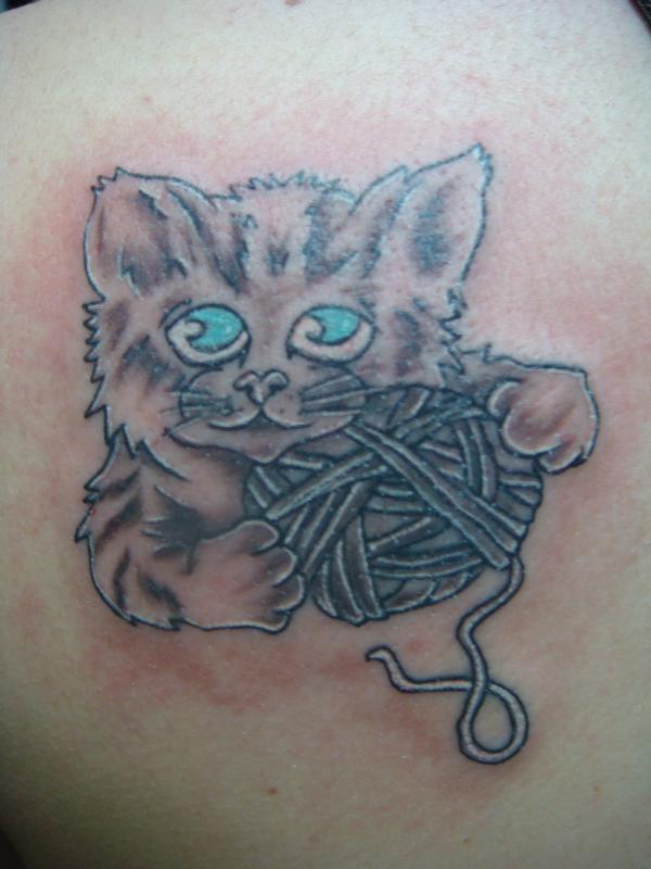 petit chat et pelote