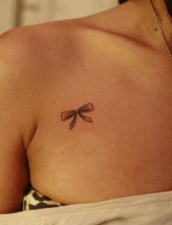 Photo de Petit noeud sur le sein, sein, tatouage réalisé par Inky Dinky Tattoo