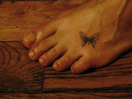 Petit papillon sur le pied