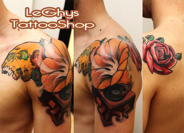 Photo de Phonographe Rose, rose, crâne réalisé par LeGhys TattooShop