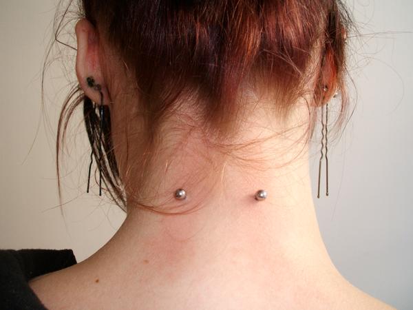 Photo de piercing à la nuque, piercing, superficiel réalisé par A m'aime la peau