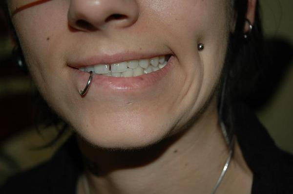 Photo de piercing dans la joue, piercing, joue réalisé par Arxe
