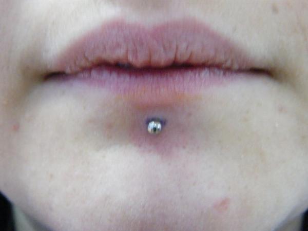 Photo de Piercing labret, piercing, labret réalisé par Tattoos passion