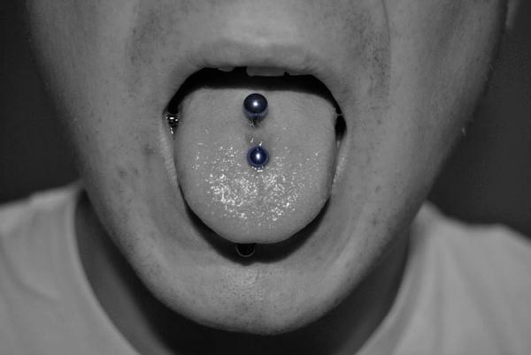 Photo de piercing langue, piercing, langue réalisé par Bad girl studio piercing