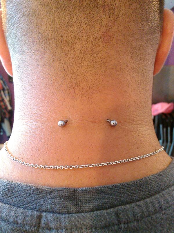 Photo de piercing surface nuque, piercing, superficiel
