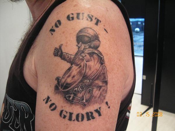 Photo de pilote de chasse, lettrage, tatouage réalisé par Tattoo by Jerome