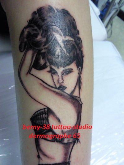 Photo de pin-up de profil, pin-up, tatouage